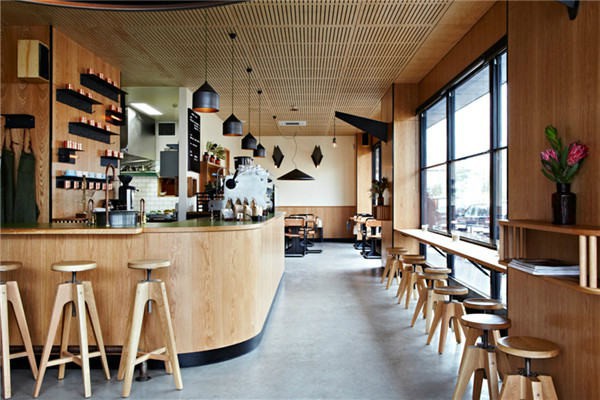 Tranh cãi câu chuyện quán cafe phụ thu 5 nghìn đồng ngày mùng 1 Tết, từ chối bán nước vì khách thắc mắc