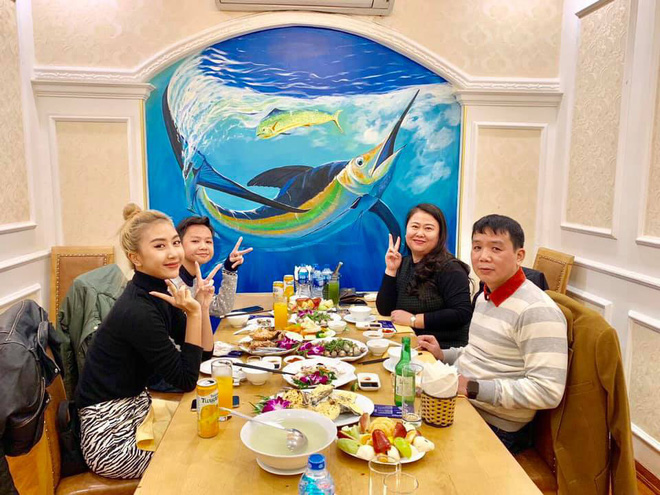 Khoe ảnh gia đình qua 3 năm, Quỳnh Anh Shyn lần đầu tiên mất spotlight vì cậu em càng lớn càng điển trai