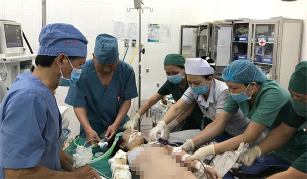 Hàng chục bác sĩ mùng Một Tết được huy động cứu bé bị tai nạn tàu lượn