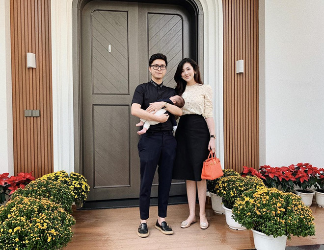 Á hậu Tú Anh lần đầu khoe ảnh con đầu lòng đúng mùng 1 Tết