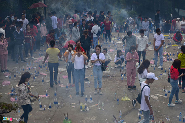 Kiểu xả rác kỳ cục sau khi làm lễ ngày Tết