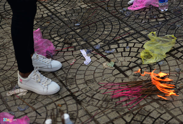 Kiểu xả rác kỳ cục sau khi làm lễ ngày Tết