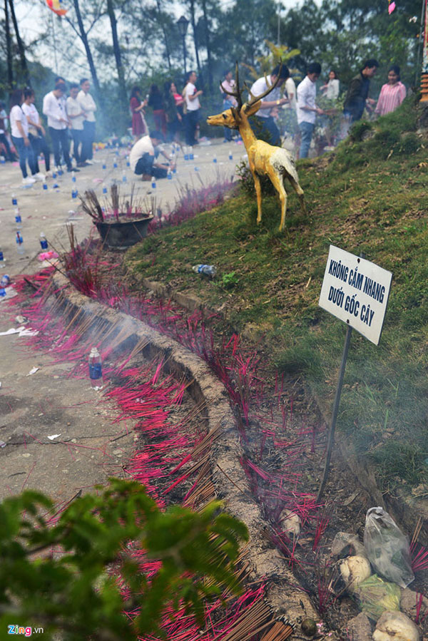 Kiểu xả rác kỳ cục sau khi làm lễ ngày Tết