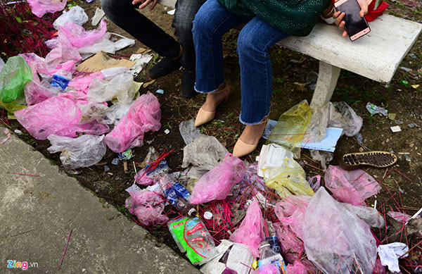 Kiểu xả rác kỳ cục sau khi làm lễ ngày Tết