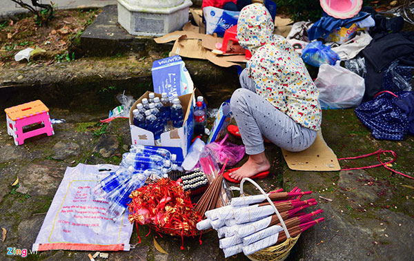 Kiểu xả rác kỳ cục sau khi làm lễ ngày Tết