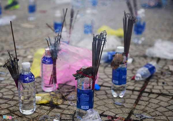 Kiểu xả rác kỳ cục sau khi làm lễ ngày Tết