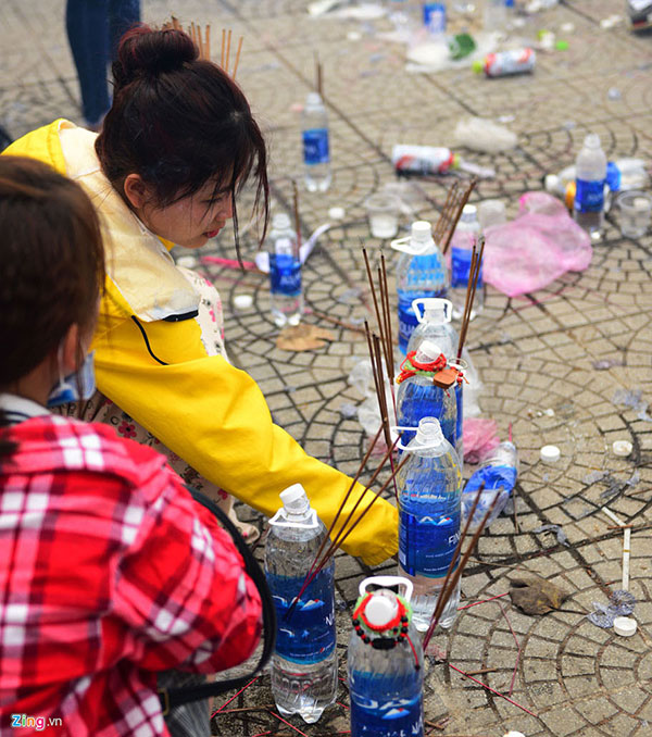 Kiểu xả rác kỳ cục sau khi làm lễ ngày Tết