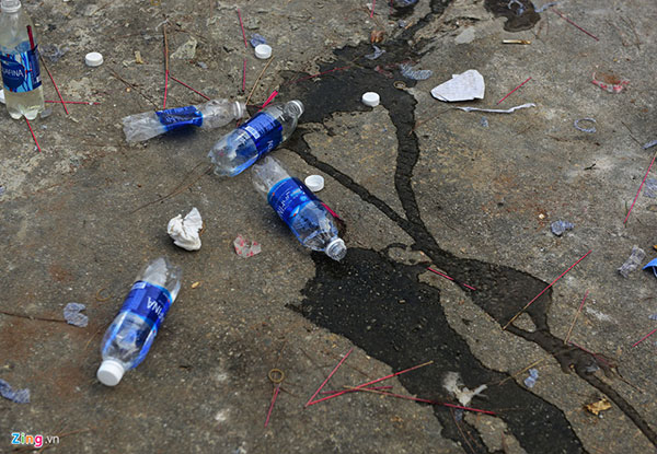Kiểu xả rác kỳ cục sau khi làm lễ ngày Tết