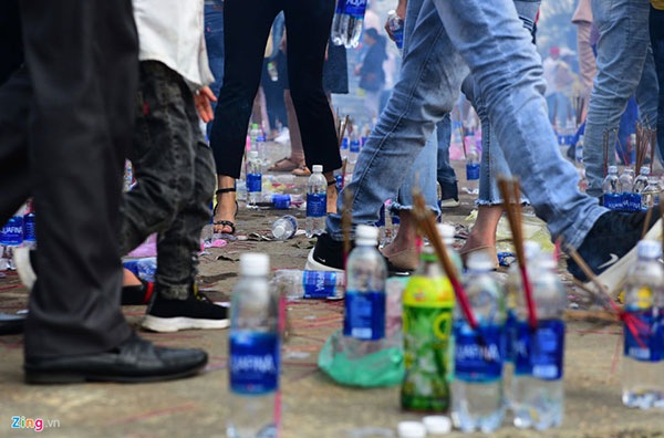 Kiểu xả rác kỳ cục sau khi làm lễ ngày Tết