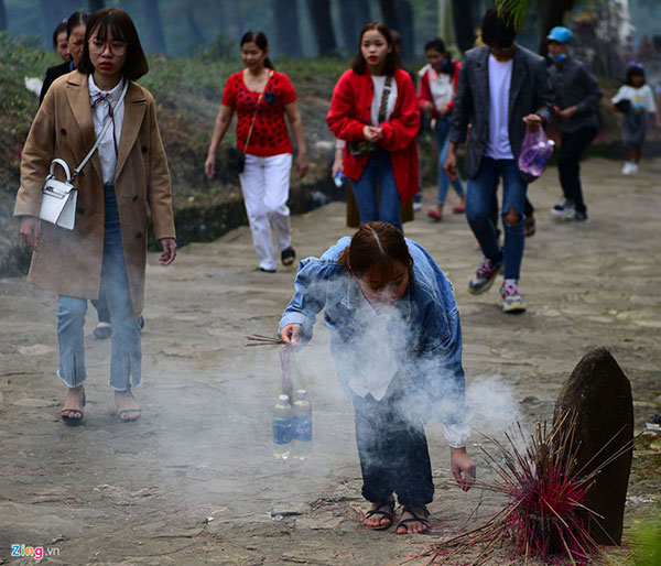 Kiểu xả rác kỳ cục sau khi làm lễ ngày Tết