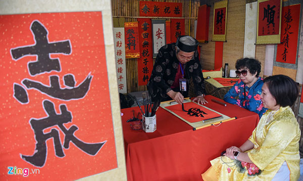 Người Hà Nội đi xin chữ đầu năm