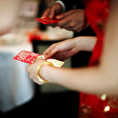 Lì xì ngày Tết và những tình huống oái oăm khiến chủ - khách ngượng chín mặt