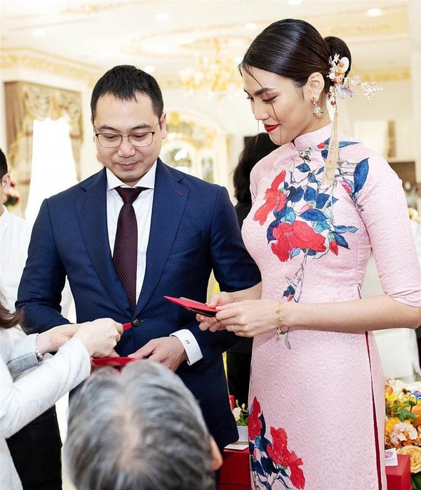 Khoảnh khắc đón Tết cùng nhau của các cặp đôi Sao Việt: Mỗi cây mỗi hoa, mỗi nhà mỗi cảnh