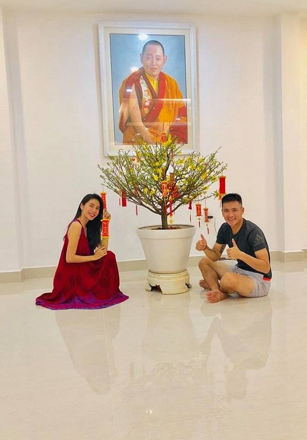 Khoảnh khắc đón Tết cùng nhau của các cặp đôi Sao Việt: Mỗi cây mỗi hoa, mỗi nhà mỗi cảnh