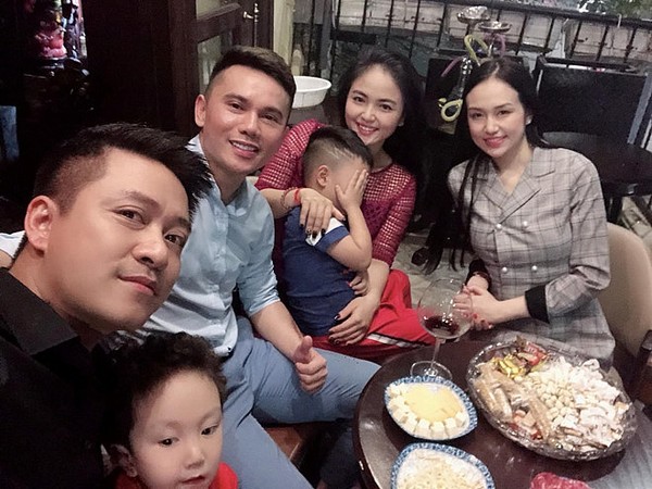 Khoảnh khắc đón Tết cùng nhau của các cặp đôi Sao Việt: Mỗi cây mỗi hoa, mỗi nhà mỗi cảnh