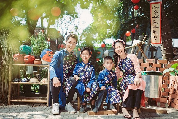 Khoảnh khắc đón Tết cùng nhau của các cặp đôi Sao Việt: Mỗi cây mỗi hoa, mỗi nhà mỗi cảnh