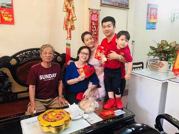 Khoảnh khắc đón Tết cùng nhau của các cặp đôi Sao Việt: Mỗi cây mỗi hoa, mỗi nhà mỗi cảnh