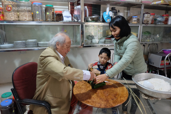 Cái Tết thứ 11 đầm ấm của cặp vợ chồng ông cháu lệch nhau 50 tuổi ở Hà Nội: Tôi thích lan và anh ấy trồng cả vườn hoa lan sau nhà