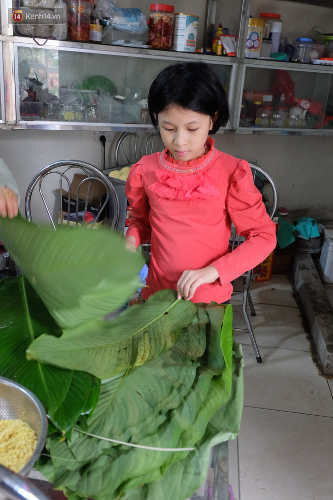 Cái Tết thứ 11 đầm ấm của cặp vợ chồng ông cháu lệch nhau 50 tuổi ở Hà Nội: Tôi thích lan và anh ấy trồng cả vườn hoa lan sau nhà