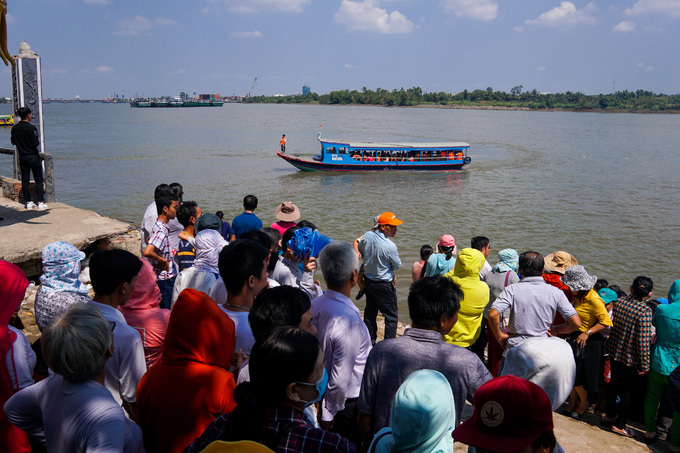 Khách hành hương đội nắng viếng ngôi chùa giữa sông ở Sài Gòn