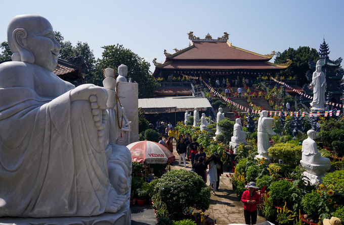 Khách hành hương đội nắng viếng ngôi chùa giữa sông ở Sài Gòn