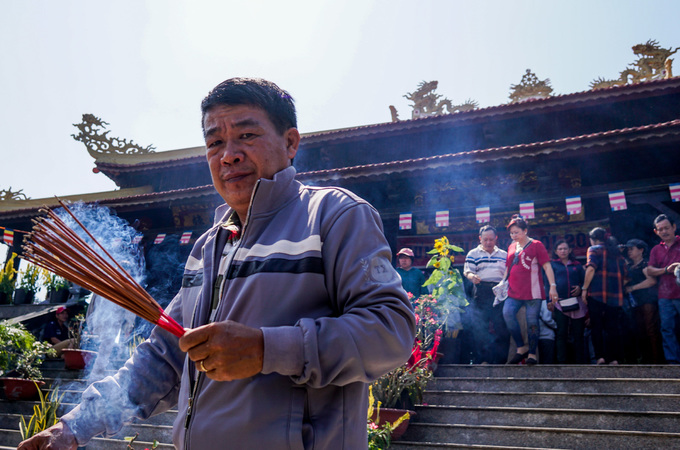 Khách hành hương đội nắng viếng ngôi chùa giữa sông ở Sài Gòn