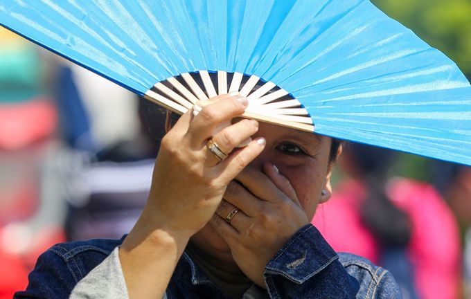 Khách hành hương đội nắng viếng ngôi chùa giữa sông ở Sài Gòn