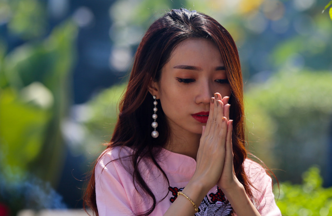 Khách hành hương đội nắng viếng ngôi chùa giữa sông ở Sài Gòn