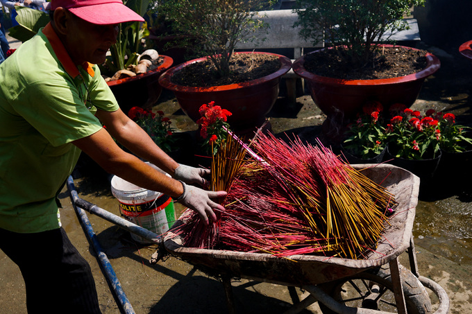 Khách hành hương đội nắng viếng ngôi chùa giữa sông ở Sài Gòn
