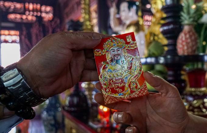 Khách hành hương đội nắng viếng ngôi chùa giữa sông ở Sài Gòn