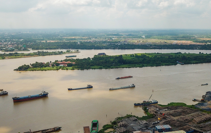 Khách hành hương đội nắng viếng ngôi chùa giữa sông ở Sài Gòn