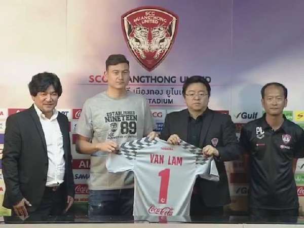 HLV Muangthong United tiết lộ lý do quyết tâm chiêu mộ bằng được Đặng Văn Lâm