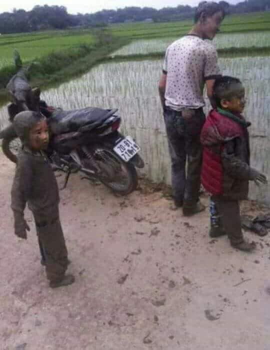 Đi chúc Tết lao thẳng xe xuống ruộng, thái độ của người phụ nữ khiến tất cả bất ngờ