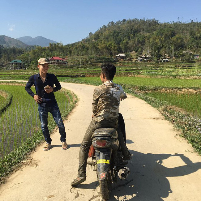 Đi chúc Tết lao thẳng xe xuống ruộng, thái độ của người phụ nữ khiến tất cả bất ngờ