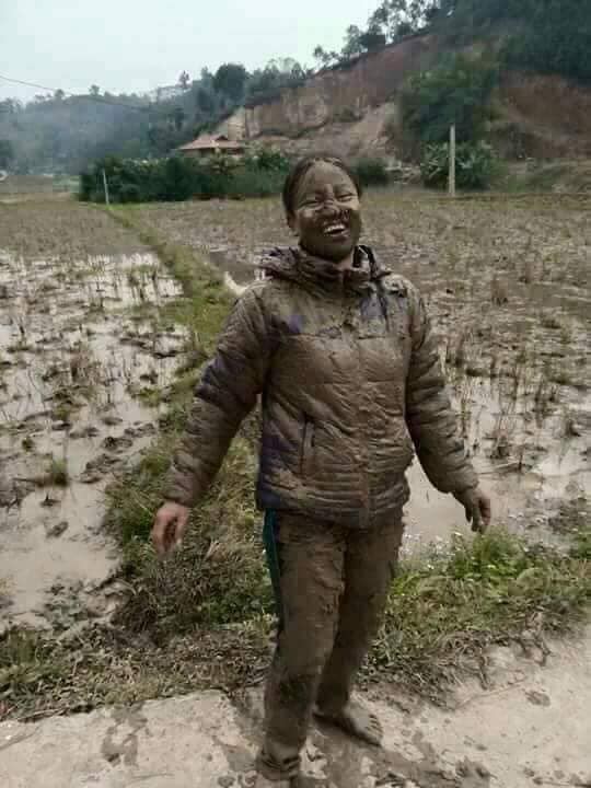 Đi chúc Tết lao thẳng xe xuống ruộng, thái độ của người phụ nữ khiến tất cả bất ngờ