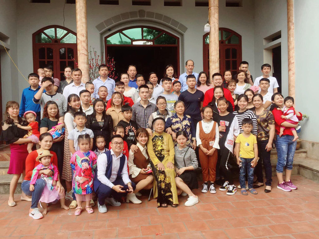 Dân mạng khoe ảnh đại gia đình sum họp ngày Tết: Không có đông nhất, chỉ có đông hơn!