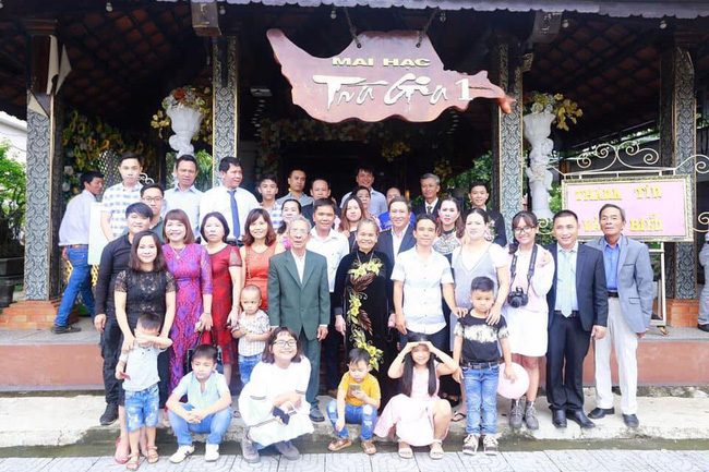 Dân mạng khoe ảnh đại gia đình sum họp ngày Tết: Không có đông nhất, chỉ có đông hơn!