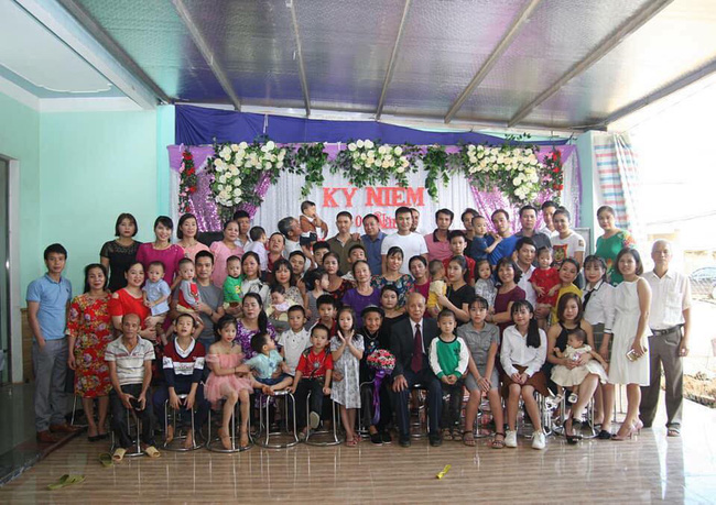 Dân mạng khoe ảnh đại gia đình sum họp ngày Tết: Không có đông nhất, chỉ có đông hơn!