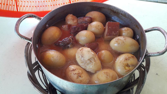 Xin bà đổi món để ăn đỡ ngán, cô cháu gái khóc thét với nồi thịt kho tàu toàn trứng