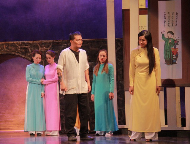 Hài Tết dung tục, dễ dãi: Các nghệ sĩ nhân dân, ưu tú đang tự phá danh hiệu?