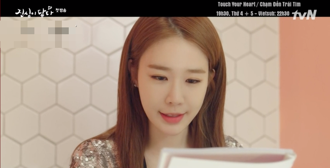 Yoo In Na diễn lại cảnh nhặt khăn thần thánh của Hậu duệ mặt trời nhưng lại toàn gây cười