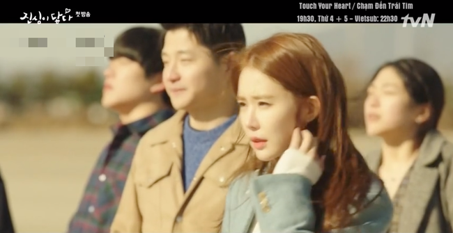 Yoo In Na diễn lại cảnh nhặt khăn thần thánh của Hậu duệ mặt trời nhưng lại toàn gây cười