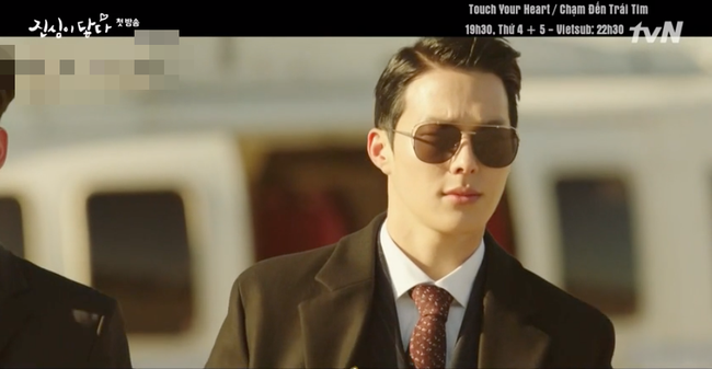 Yoo In Na diễn lại cảnh nhặt khăn thần thánh của Hậu duệ mặt trời nhưng lại toàn gây cười