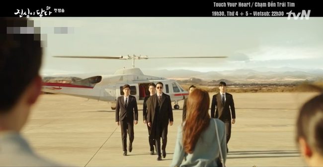 Yoo In Na diễn lại cảnh nhặt khăn thần thánh của Hậu duệ mặt trời nhưng lại toàn gây cười