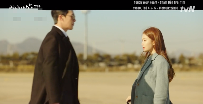 Yoo In Na diễn lại cảnh nhặt khăn thần thánh của Hậu duệ mặt trời nhưng lại toàn gây cười