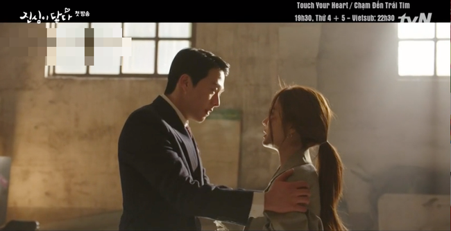 Yoo In Na diễn lại cảnh nhặt khăn thần thánh của Hậu duệ mặt trời nhưng lại toàn gây cười