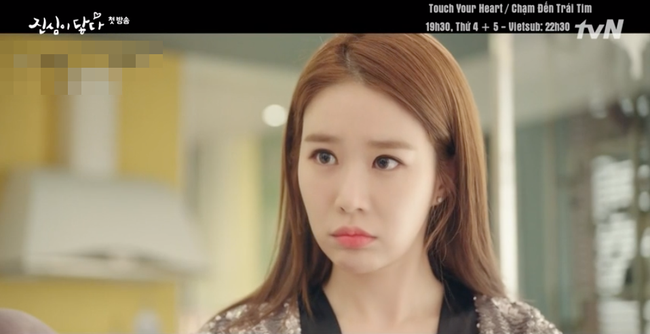 Yoo In Na diễn lại cảnh nhặt khăn thần thánh của Hậu duệ mặt trời nhưng lại toàn gây cười