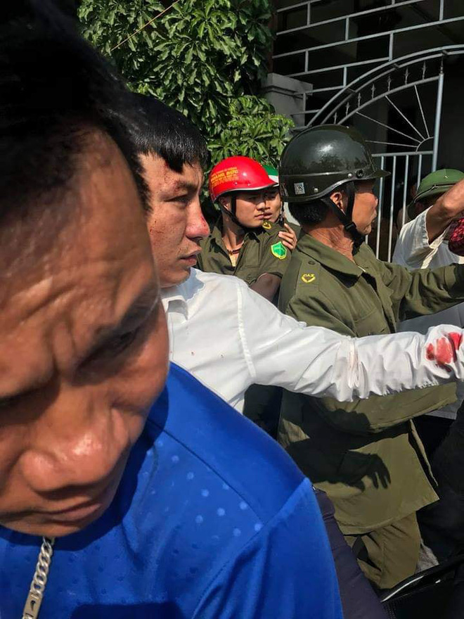 Nhờ đứa trẻ dẫn đường, 2 thanh niên bị dân làng vây đánh vì nghĩ bắt cóc trẻ em