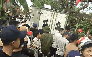 Nhờ đứa trẻ dẫn đường, 2 thanh niên bị dân làng vây đánh vì nghĩ bắt cóc trẻ em