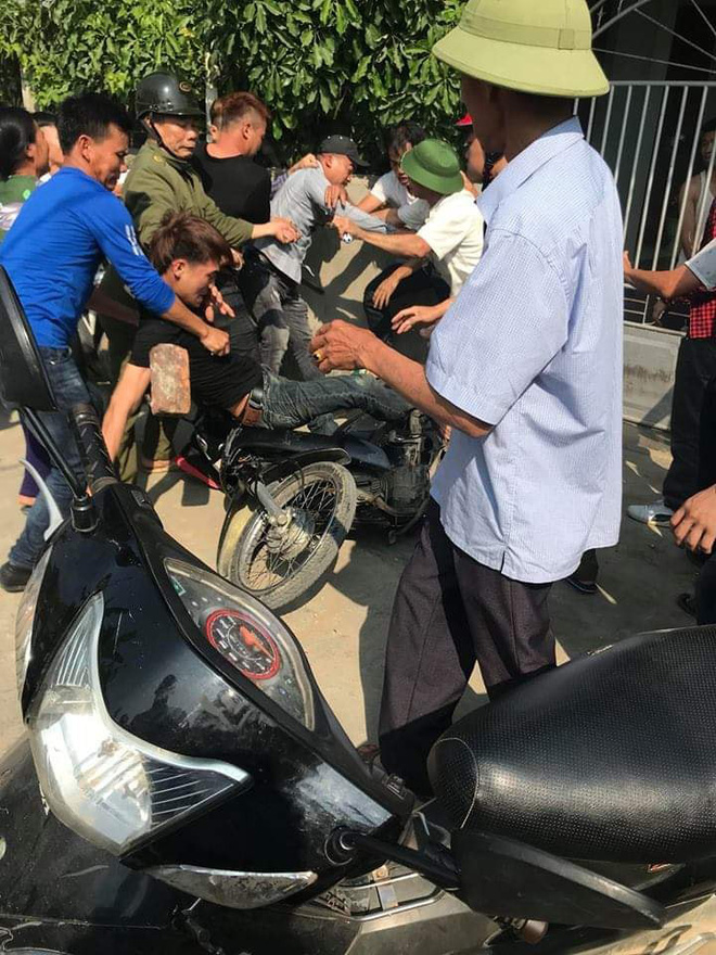 Nhờ đứa trẻ dẫn đường, 2 thanh niên bị dân làng vây đánh vì nghĩ bắt cóc trẻ em